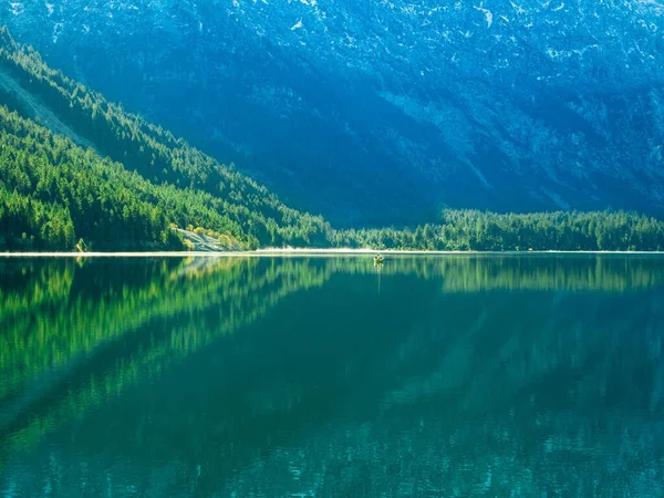 Ein Bild Der Reflexion Eines Berges Wasser Voller Grüner Natur — Stockfoto