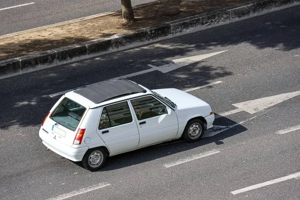 Ιστορικό Λευκό Renault Αυτοκίνητο Στους Δρόμους Της Λισαβόνας Πορτογαλία — Φωτογραφία Αρχείου