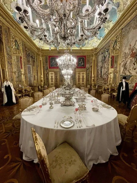 Egy Függőleges Asztal Torinói Királyi Palota Ebédlőjében Nagy Csillárokkal — Stock Fotó