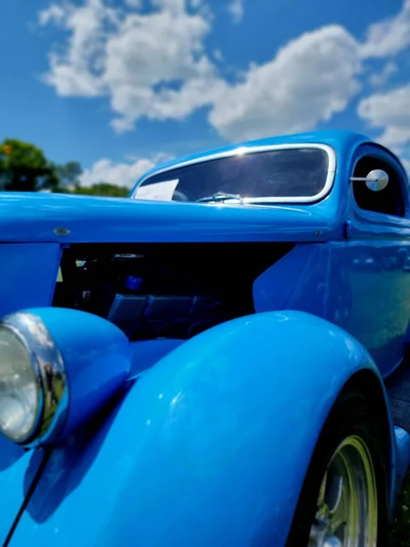 Egy Kék Luxusautó Felhős Kék Égbolttal — Stock Fotó