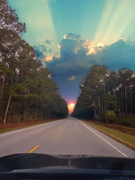 Vertikal Bild Fascinerande Solnedgång Över Motorvägen Vägen Från Bilen — Stockfoto