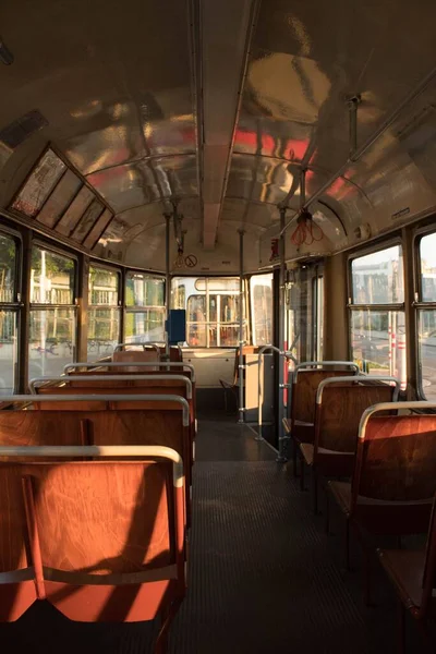 Güneş Işığında Eski Bir Tramvayın Boş Bir Kısmının Dikey Çekimi — Stok fotoğraf