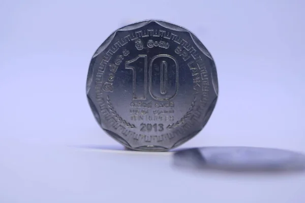 背景为白色的斯里兰卡10卢比硬币的背景图 — 图库照片
