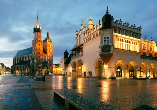 Wieczorem Kościół Mariacki Miastem Tle Kraków Polska — Zdjęcie stockowe
