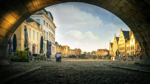 比利时根特一座美丽的历史拱门和古老建筑 — 图库照片