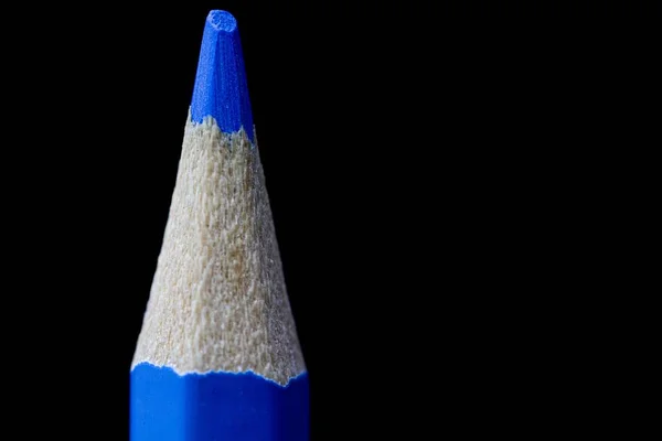 Detailní Záběr Špičky Modré Tužky Izolované Prázdném Černém Pozadí — Stock fotografie