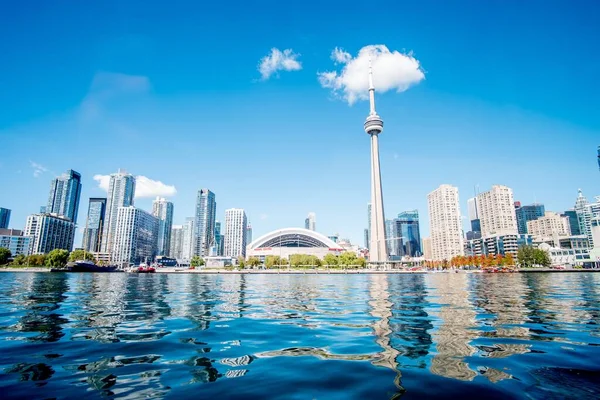 Nízký Úhel Pohledu Moderní Budovy Blízkosti Moře Torontu Kanada — Stock fotografie