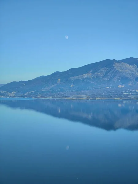 Vue Aérienne Verticale Magnifique Lac Reflétant Montagne Avec Lune Contre — Photo