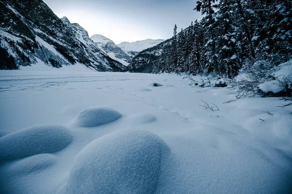 Una Vista Escalofriante Campo Cubierto Nieve Sobre Paisaje Montañoso —  Fotos de Stock