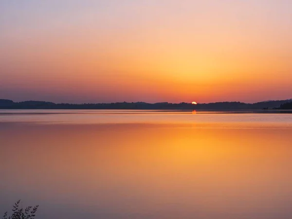 Een Vredig Landschap Van Horizon Achter Een Meer Tijdens Zonsondergang — Stockfoto