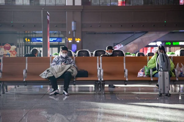 Někteří Lidé Sedí Čekají Vlak Vlakovém Nádraží Xian Čína — Stock fotografie