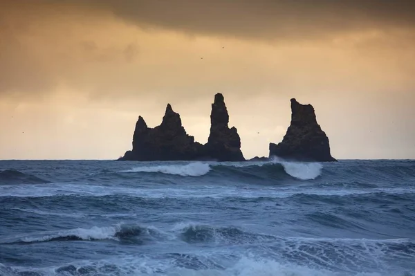 Vik Zlanda Reynisdrangar Kaya Oluşumları Olan Bir Deniz Manzarası — Stok fotoğraf