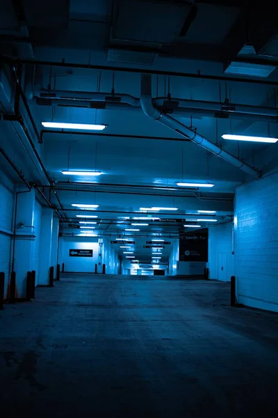 Una Vertical Estacionamiento Subterráneo Iluminado Para Camiones Comerciales Reparto — Foto de Stock