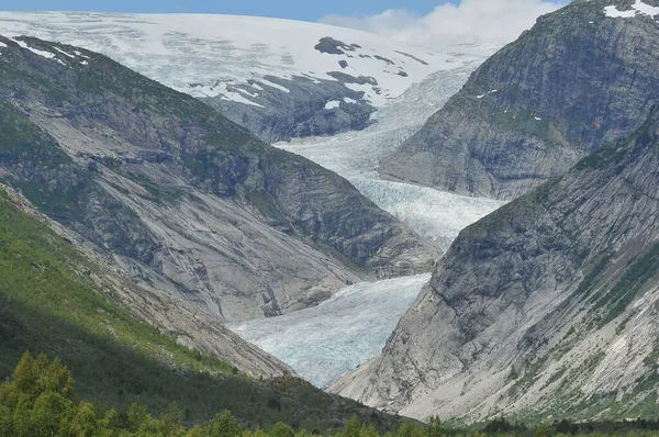 ノルウェーにある氷河の後ろに小さな氷河がある山脈の氷河 — ストック写真