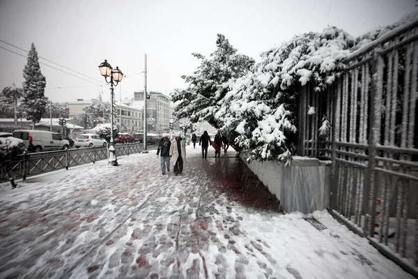 Uma Foto Colorida Seletiva Pessoas Andando Uma Calçada Coberta Neve — Fotografia de Stock