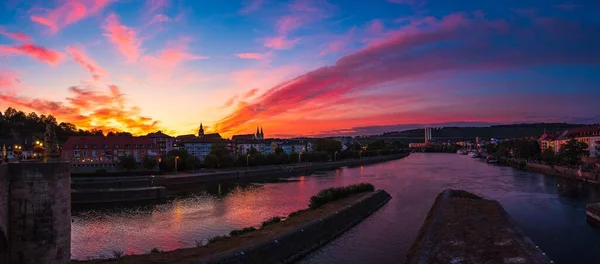 Ein Bild Eines Roten Sonnenuntergangs Aus Der Sicht Des Flusses — Stockfoto