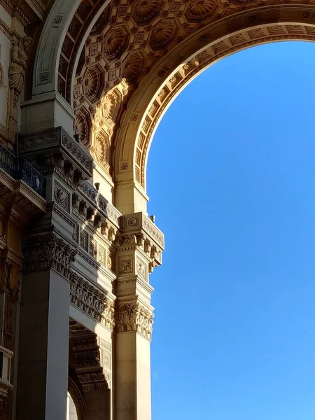Mavi Gökyüzüne Karşı Kemerli Mimarinin Dikey Bir Görüntüsü — Stok fotoğraf
