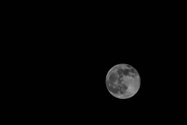 Lua Cheia Numa Noite Sem Nuvens — Fotografia de Stock