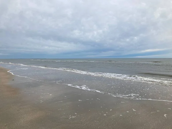 Krásný Výhled Klidné Oceánské Vlny Narážející Písečný Břeh Zamračeného Dne — Stock fotografie