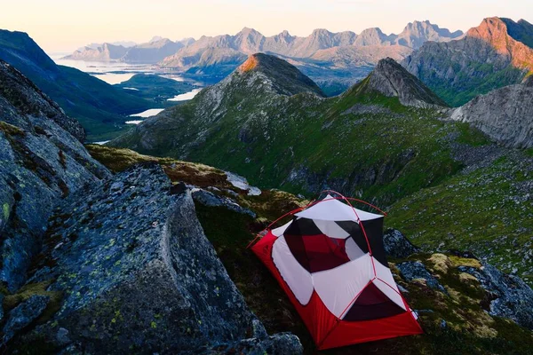 山の美しい景色を望むバックパッキングテント — ストック写真