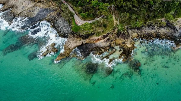 岩石岛上绿松石海浪冲撞的航拍图 — 图库照片