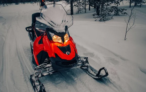 芬兰罗瓦涅米 一个寒冷的雪天 一辆红色的雪地摩托在街上 — 图库照片