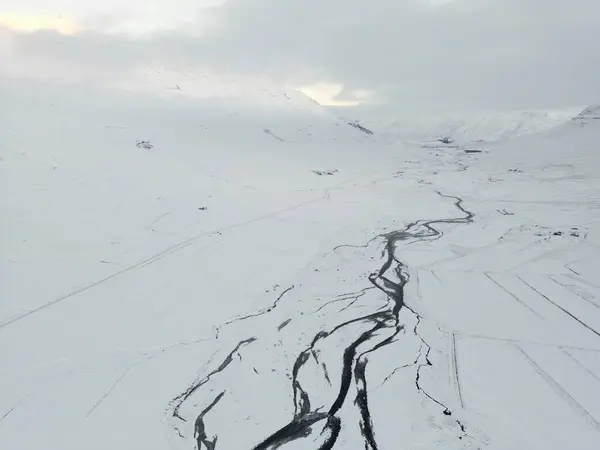 Εναέρια Θέα Μιας Χιονισμένης Κοιλάδας Χειμερινό Τοπίο Στην Ισλανδία — Φωτογραφία Αρχείου