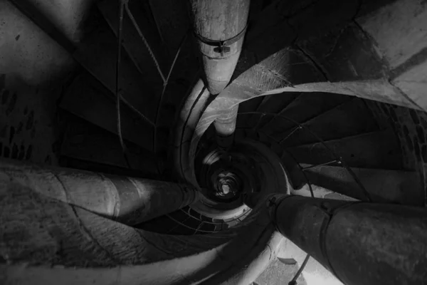 Uma Vista Superior Uma Escada Pedra Espiral Dentro Farol Filmado — Fotografia de Stock