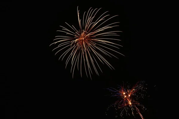 Μια Όμορφη Βολή Από Εκρηκτικά Πολύχρωμα Πυροτεχνήματα Ένα Μαύρο Νυχτερινό — Φωτογραφία Αρχείου