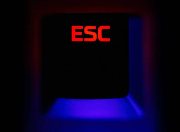 电脑键盘上有一个 Esc 这个字的灯 — 图库照片