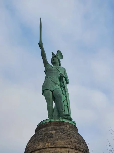 Zdjęcie Pionowe Pomnika Hermanna Pod Błękitnym Zachmurzonym Niebem Detmold Niemcy — Zdjęcie stockowe