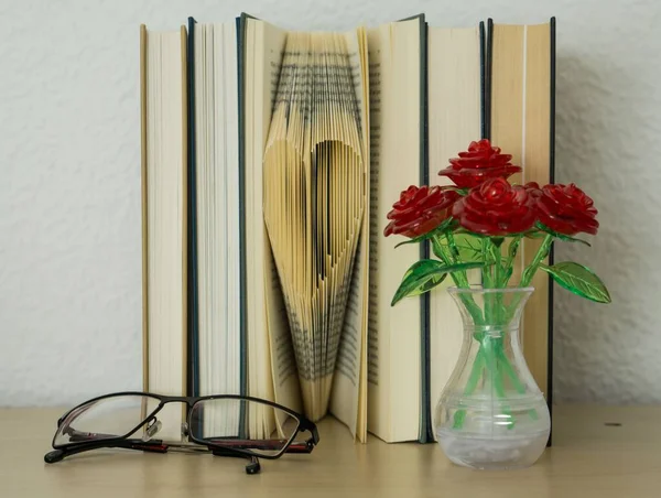 Close Livros Com Vidro Flores — Fotografia de Stock