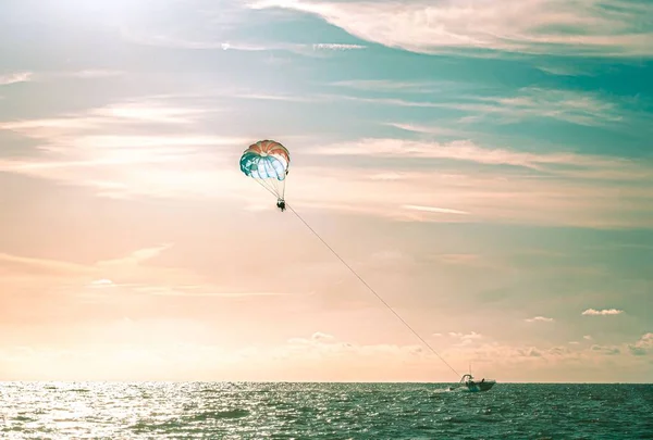 Persone Parasailing Tramonto Clearwater Beach Florida — Foto Stock