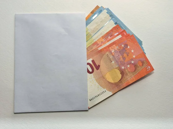 Eine Banknote Ragt Aus Einem Umschlag Auf Weißem Hintergrund — Stockfoto