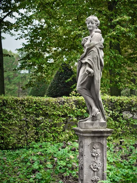 Каменная Статуя Пьедестале Женщины Стоящей Перед Тобой Лесу — стоковое фото