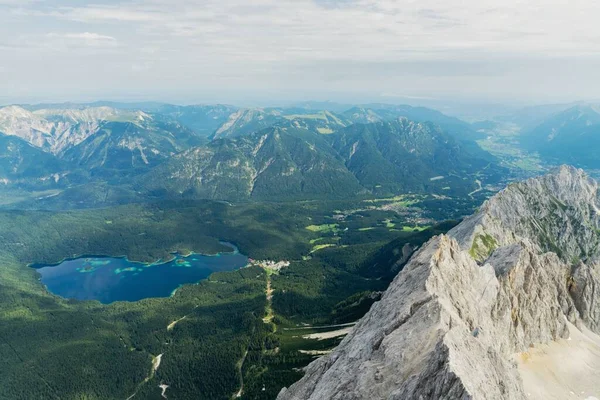 Zicht Een Meer Groene Berg Gezien Vanaf Zugspitze Duitsland — Stockfoto