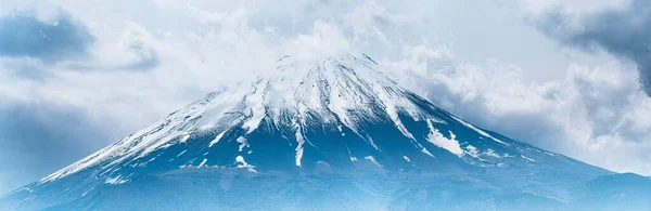 Eine Luftaufnahme Des Schneebedeckten Berges Unter Blauem Himmel — Stockfoto
