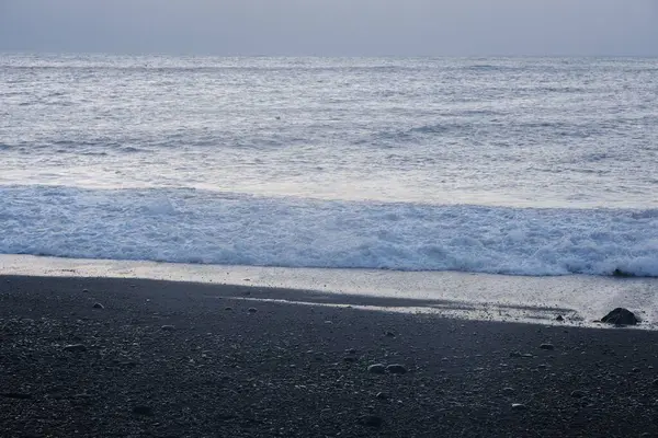 Krásný Výhled Mořské Vlny Omývající Písečný Břeh Pláži — Stock fotografie