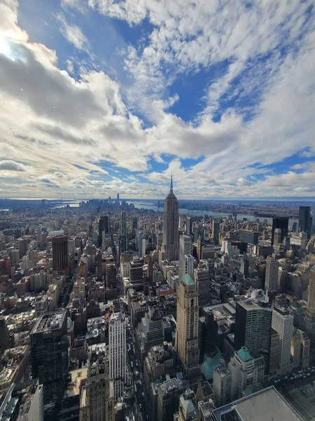 Uma Vista Aérea Horizonte Manhattan Com Céu Azul Nublado — Fotografia de Stock
