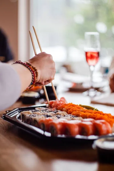 Close Sushi Comendo Humano — Fotografia de Stock