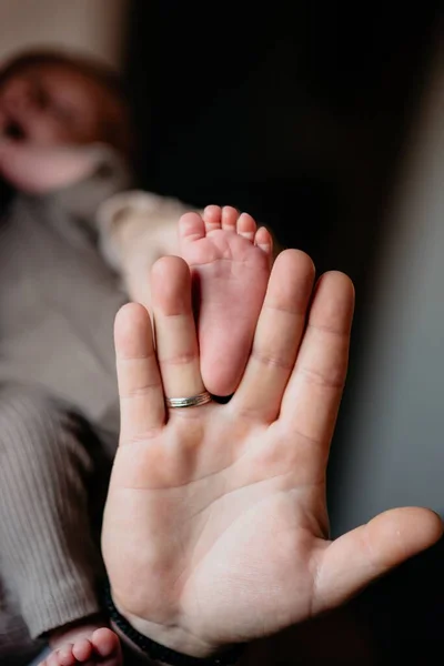 Närbild Bild Fadern Som Håller Tån Det Nyfödda Barnet — Stockfoto