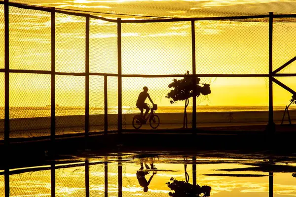 Cyclist Exercising Edge Rio Vermelho Beach Sunset City Salvador Bahia — Stock Photo, Image