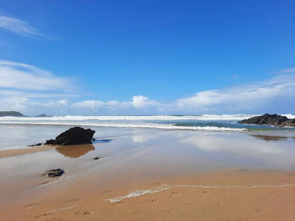 Una Hermosa Toma Rocas Una Playa Bajo Cielo Azul Nublado — Foto de Stock