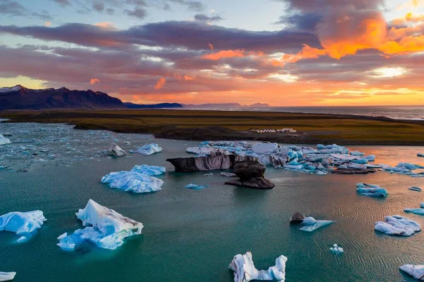 Ландшафт Айсбергов Плавающих Озере Йокульсарлон Время Захватывающего Заката Исландии — стоковое фото