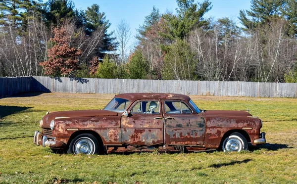 一辆旧的乡村复古汽车 前边是绿色的田野 — 图库照片