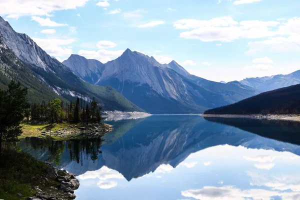 Ein Malerischer Blick Auf Einen Ruhigen See Der Berge Und — Stockfoto
