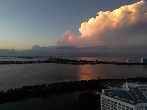 Légi Felvétel Miamiból Épületekkel Vízzel Körülvéve Napnyugtakor — Stock Fotó
