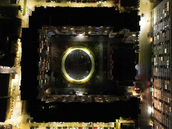 Gece Işıklarla Dolu Bir Binanın Yüksek Açılı Görüntüsü — Stok fotoğraf