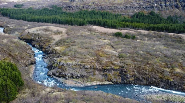 崖の真ん中を流れる川の空中風景 — ストック写真