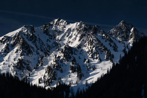 Uma Bela Vista Uma Montanha Coberta Neve Sob Céu Azul — Fotografia de Stock